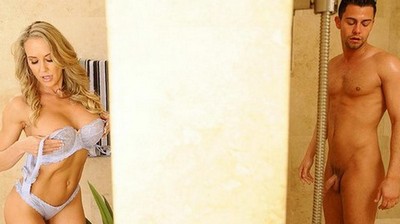 Дочка разговаривает по телефону с мамой