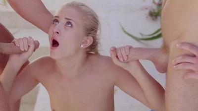 Дочка скачет на члене