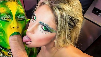 Ролики жену трахают муж смотрит