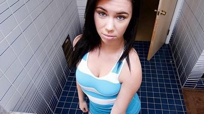 Сует вещи в пизду