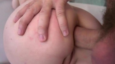 Женщина сидит на лице мужчины